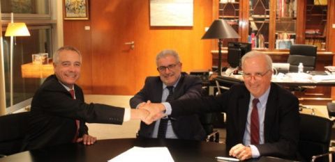 La firma del acuerdo de colaboración. La firma del acuerdo de colaboración.