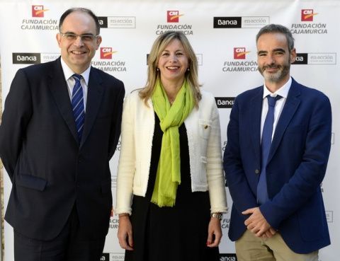 El Dir. de Fundaci&oacute;n Cajamurcia, Pascual Mart&iacute;nez; la directora  corporativa de la Territorial de Bankia en Murcia y Alicante, Olga Garc&iacute;a; y el decano de la Facultad de Econom&iacute;a y Empresa de la Universidad de Murcia, Juan Samu