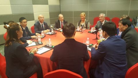 Reuni&oacute;n con varias empresas en Shangh&aacute;i.