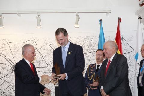 (De izq. a dcha.) Su Majestad el Rey Felipe VI entrega el premio al Enrique Garc&iacute;a en presencia de Alejandro Bulgheroni (izquierda) y Enrique V.Iglesias (derecha). Foto: CEAPI