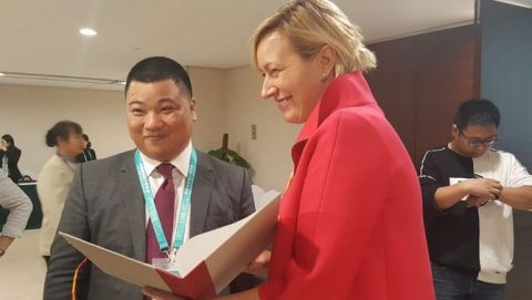 Marta Gast&oacute;n con el presidente de Timex, Timmy Feng.