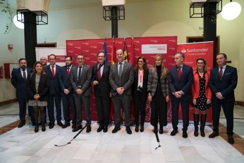 Foto de familia tras la firma del convenio entre Universidad de Murcia  y Banco Santander.