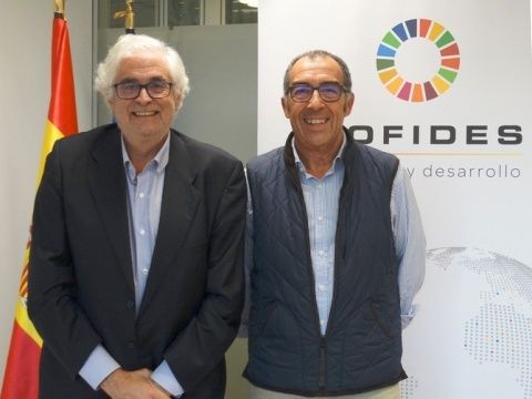 El presidente de COFIDES, José Luis Curbelo, y el director de Asesoría Jurídica de FacePhi, Ramón Villot. El presidente de COFIDES, José Luis Curbelo, y el director de Asesoría Jurídica de FacePhi, Ramón Villot.