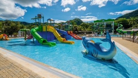 El nuevo Splash Water World cuenta con toboganes, chorros y juegos para el disfrute de los hu&eacute;spedes de todas las edades.