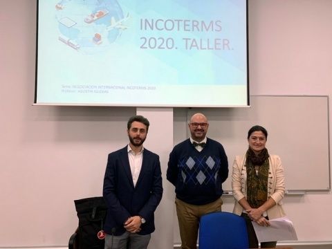 De izqda. a dcha.: Jordi Sánchez, Gerente de SMJ & CO Correduría de Seguros; Agustín Iglesias, CEO de Vitransgroup y Ana Rumbeu, Directora de Formación de la Fundación Valenciaport. De izqda. a dcha.: Jordi Sánchez, Gerente de SMJ & CO Correduría de Seguros; Agustín Iglesias, CEO de Vitransgroup y Ana Rumbeu, Directora de Formación de la Fundación Valenciaport.
