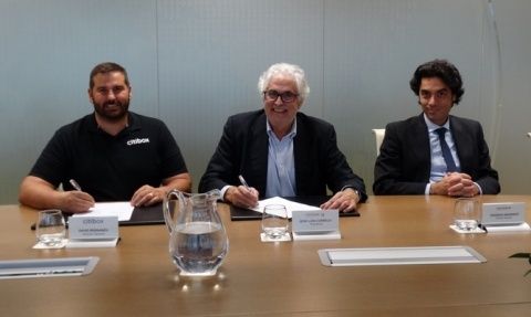 De izquierda a derecha: el director general de Citibox, David Bernab&eacute;u; el presidente de COFIDES, Jos&eacute; Luis Curbelo; y el director general de COFIDES, Rodrigo Madrazo.