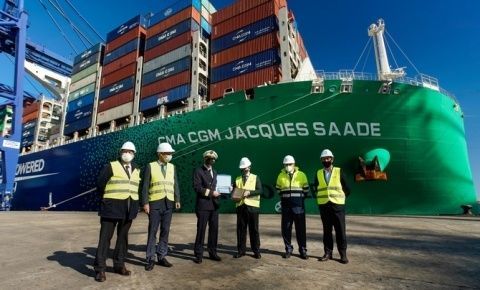 El presidente de la APBA, Gerardo Landaluce, entrega la metopa conmemorativa al capit&aacute;n del CMA CGM Jacques Saad&eacute;, Jean-Baptiste Fran&ccedil;ois.
