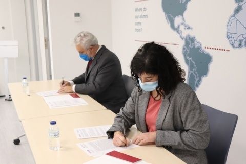 La directora de ZLC, Susana Val, y el consejero delegado de Carreras, Fernando Carreras, durante la rúbrica del convenio. La directora de ZLC, Susana Val, y el consejero delegado de Carreras, Fernando Carreras, durante la rúbrica del convenio.