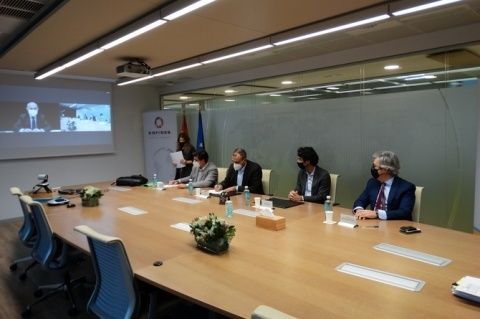 La formalizaci&oacute;n del acuerdo de financiaci&oacute;n de COFIDES y el Instituto Vasco de Finanzas a la empresa vasca NBI Bearings Europe.
