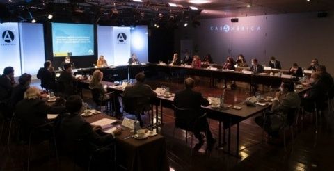 Un momento de la reunión en el anfiteatro de Casa de América. Un momento de la reunión en el anfiteatro de Casa de América.