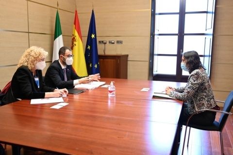 La ministra de Industria, Reyes Maroto, y su hom&oacute;logo italiano en el marco de la XIX Cumbre entre Espa&ntilde;a e Italia.