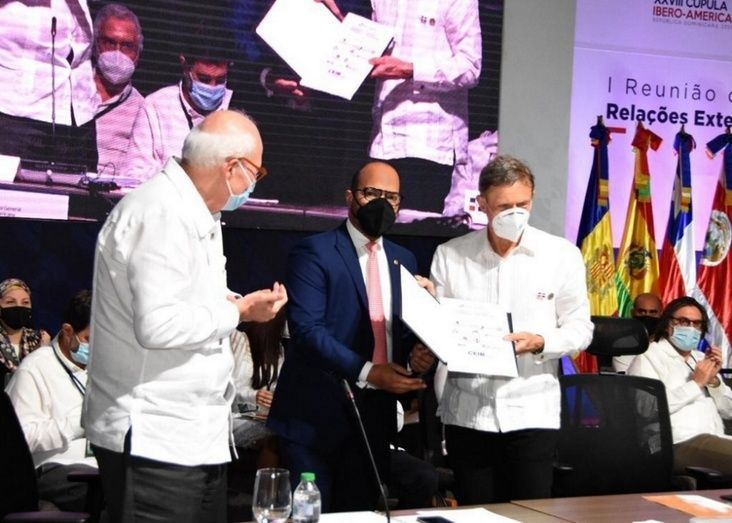 El presidente de CEIB y de COPARDOM, William Matías, hace entrega del acuerdo de colaboración al canciller de República Dominicana, Roberto Álvarez Gil, en presencia de Marcos Pinta Gama. El presidente de CEIB y de COPARDOM, William Matías, hace entrega del acuerdo de colaboración al canciller de República Dominicana, Roberto Álvarez Gil, en presencia de Marcos Pinta Gama.