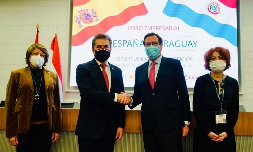 Participantes en la en la inauguraci&oacute;n del Encuentro en CEOE con el ministro de Industria y Comercio de Paraguay, Luis Alberto Castiglioni.
