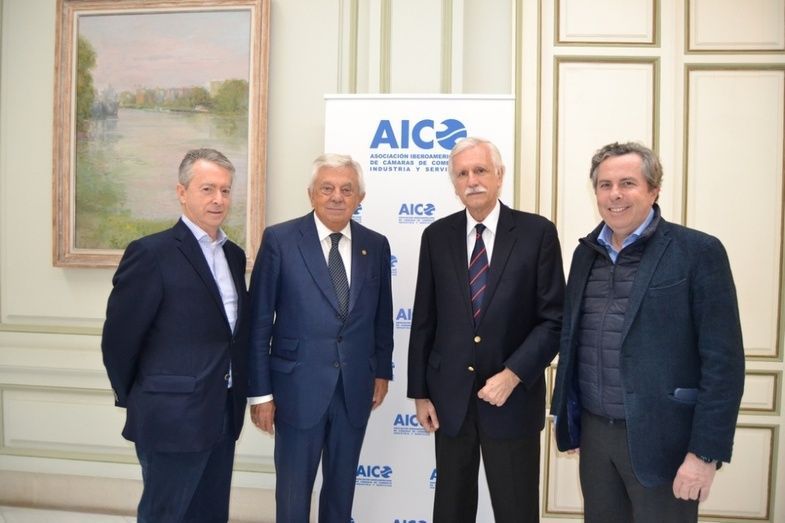Los presidentes de las C&aacute;maras de Uruguay, Ambrosio Bertolotti y de Bogot&aacute;, Jaime Mantilla, junto al Presidente de la C&aacute;mara de Sevilla, Francisco Herrero y el Director Gerente de C&aacute;mara Sevilla, Salvador Fern&aacute;ndez.