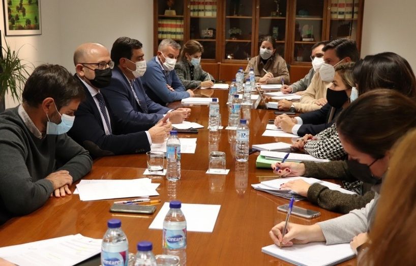 encuentro con representantes de la Asociaci&oacute;n Agraria de J&oacute;venes Agricultores (Asaja)