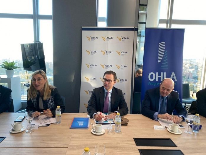 Nuria Vilanova, presidenta de CEAPI, Nicol&aacute;s Uribe, presidente de la C&aacute;mara de Comercio de Bogot&aacute; y Jos&eacute; Antonio Fern&aacute;ndez Gallar, CEO del Grupo OHL.