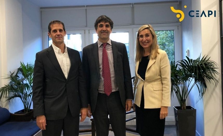 Francisco Vel&aacute;zquez, presidente de Axon Partner Group; Gonzalo Garc&iacute;a Andr&eacute;s, secretario de Estado de Econom&iacute;a; y N&uacute;ria Vilanova, presidenta de CEAPI.
