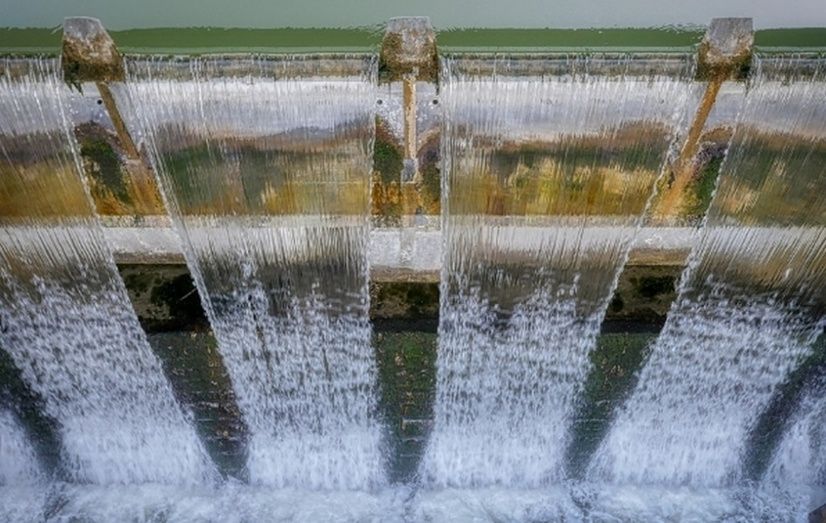 Abastecimiento de agua en presa.