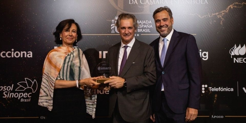 Jos&eacute; Manuel Entrecanales recibe el Premio.