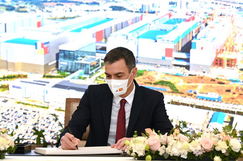Pedro Sánchez, fima en el libro de visitas de la planta de fabricación de microprocesadores de Samsung en Pyeongtaek. Pool Moncloa/Borja Puig de la Bellacasa. Pedro Sánchez, fima en el libro de visitas de la planta de fabricación de microprocesadores de Samsung en Pyeongtaek. Pool Moncloa/Borja Puig de la Bellacasa.
