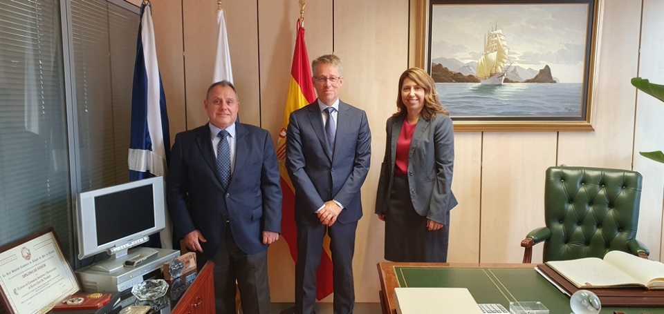 Arturo Escuder, junto al embajador de Suecia en Espa&ntilde;a, Teppo Tauriainen, y la c&oacute;nsul honoraria de Suecia en las Islas Canarias, Dunia Cubas.