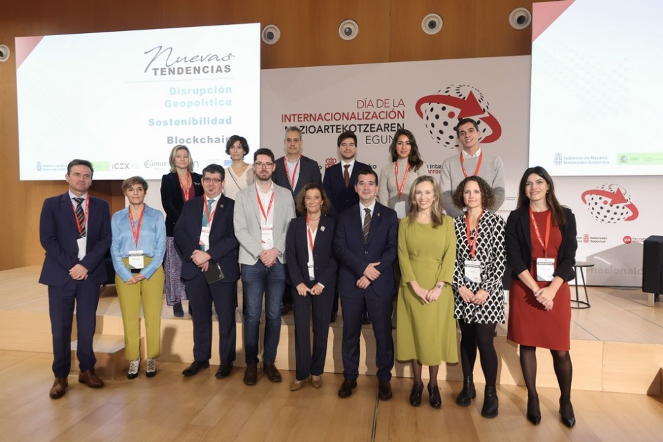 El consejero Mikel Irujo y la directora general Izaskun Go&ntilde;i, con participantes y organizadores de la jornada.