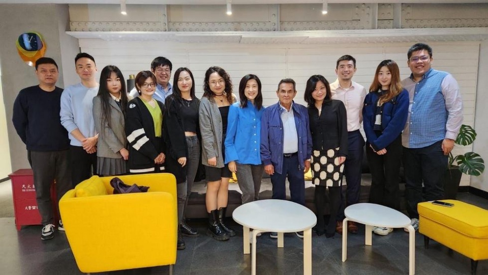 El Dr. Serrano con su equipo en China.