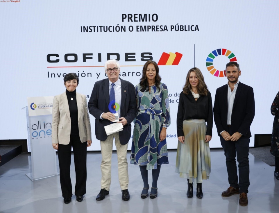 Jos&eacute; Luis Curbelo, presidente de COFIDES; Sylvia Jarabo, miembro del jurado de los IX Premios Fundaci&oacute;n Diversidad; Xiana M&eacute;ndez, secretaria de Estado de Comercio; y Laura Valeriani y &Aacute;lvaro Padial.
