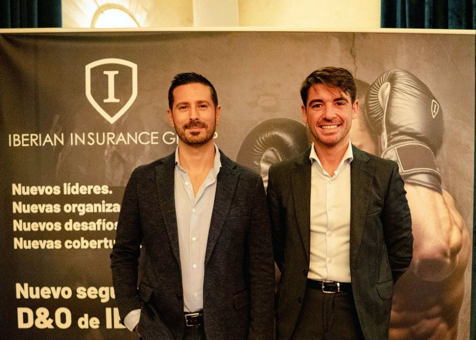 Darío Spata (izqda.) y Cristian Mateos (dcha.). Foto grupal: Equipo de IBERIAN Insurance Group. Darío Spata (izqda.) y Cristian Mateos (dcha.). Foto grupal: Equipo de IBERIAN Insurance Group.