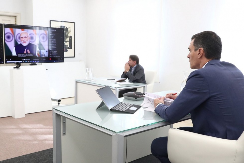 El presidente del Gobierno, Pedro S&aacute;nchez, durante su participaci&oacute;n por videoconferencia en la cumbre de l&iacute;deres del G20. Pool Moncloa/Fernando Calvo