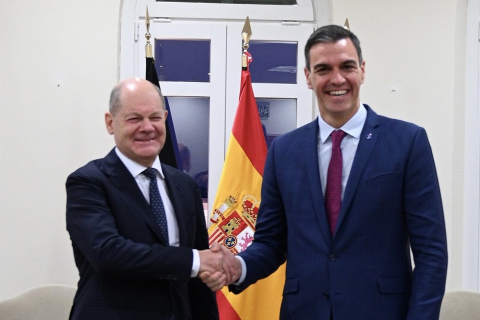 El presidente del Gobierno en funciones, Pedro S&aacute;nchez, y el canciller federal de Alemania, Olaf Scholz, se saludan al inicio de la reuni&oacute;n. Pool Moncloa/Borja Puig de la Bellacasa