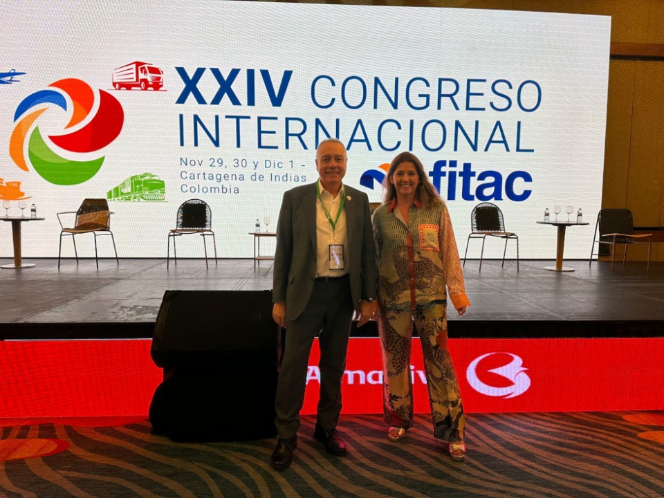El delegado especial del Estado en el CZFB, Pere Navarro, y la directora general del CZFB, Blanca Sorigu&eacute;, visitaron el stand del SIL en el Congreso de FITAC.