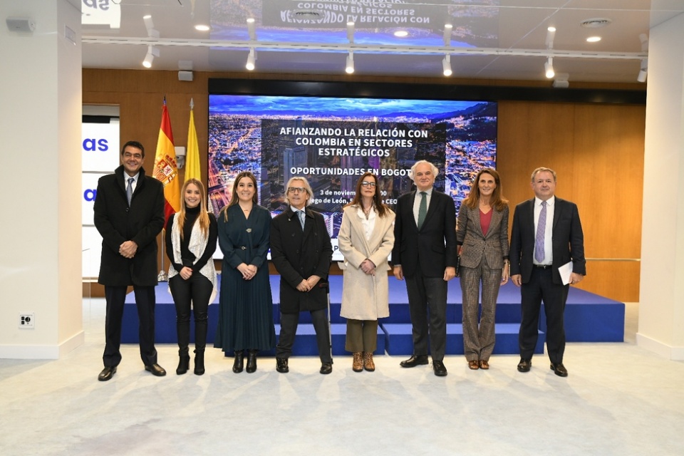 Foto de familia de los participantes en la jornada en CEOE sobre las oportunidades de negocio en Bogot&aacute;.