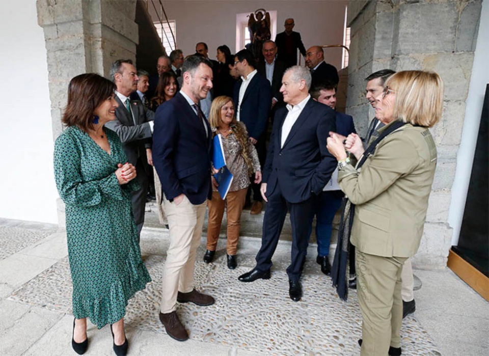 El consejero, junto a su equipo y los diputados participantes en la comisi&oacute;n parlamentaria (Foto: Lara Revilla).
