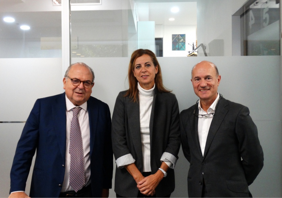 Antonio Reina, notario; Ana Cebri&aacute;n, directora del &Aacute;rea de Operaciones de Deuda de COFIDES; y Francisco Vispo, consejero y secretario del Consejo de Administraci&oacute;n de Mart&iacute;nez Otero.
