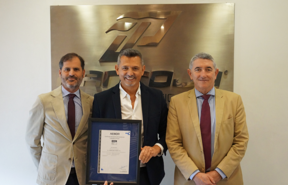 Aitor Medina, CFO y Compliance Officer de PANTOJA Grupo Log&iacute;stico; centro, Javier Lafuente, CEO de PANTOJA Grupo Log&iacute;stico; derecha Antonio P&eacute;rez Carre&ntilde;o,  Director de AENOR en Andaluc&iacute;a y Extremadura.