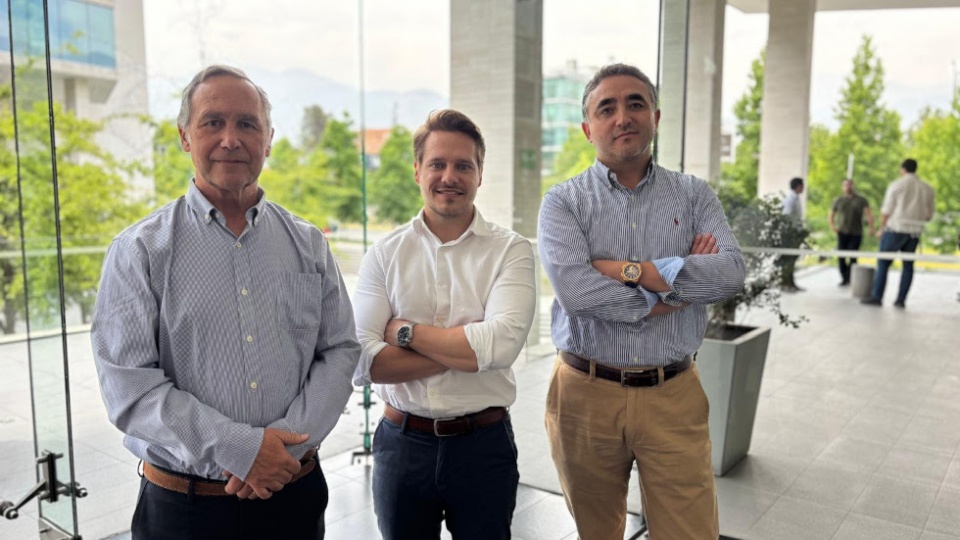 Jos&eacute; Francisco Hurtado, socio de Umbrales y master franquiciado de Aqu&iacute; tu Reforma en Chile; Enric Aparici, cofundador y director de Internacionalizaci&oacute;n de Aqu&iacute; tu Reforma; Felipe Hojman, socio de Umbrales y master franquiciad