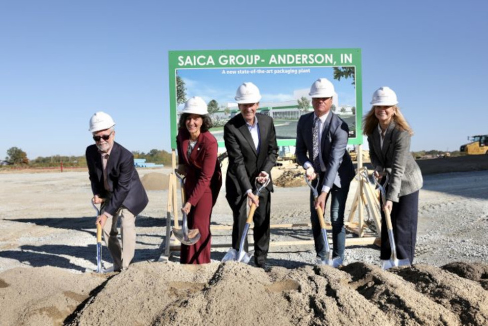 Los directivos del Grupo Saica han colocado la primera piedra. Los directivos del Grupo Saica han colocado la primera piedra.