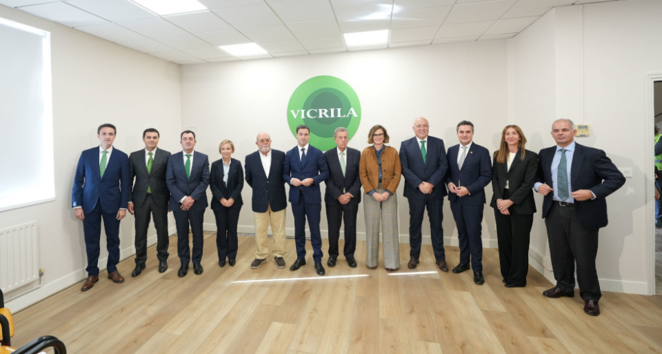 El Lehendakari ha visitado la fábrica, junto a otras autoridades. El Lehendakari ha visitado la fábrica, junto a otras autoridades.