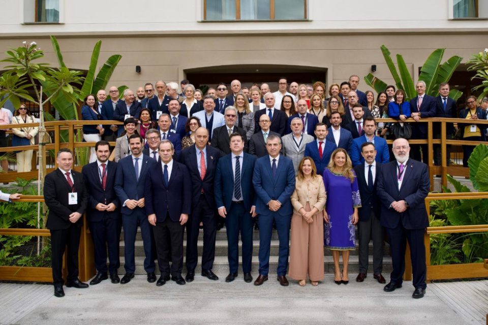 Foto de Familia de los participantes en el VII Foro Iberoamericano de la Mipyme en Tenerife. Foto de Familia de los participantes en el VII Foro Iberoamericano de la Mipyme en Tenerife.