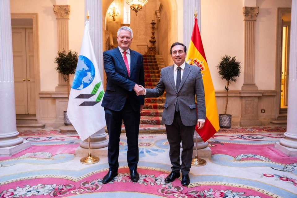 El ministro de Asuntos Exteriores, Uni&oacute;n Europea y Cooperaci&oacute;n, Jos&eacute; Manuel Albares, saluda al secretario general de la OCDE, Mathias Cormann.