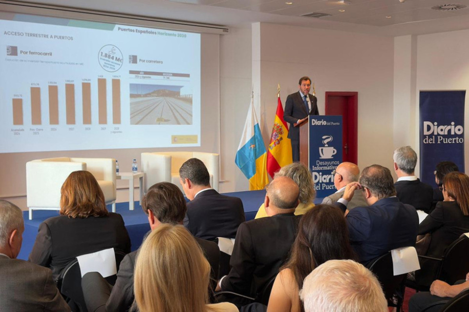 El ministro de Transportes y Movilidad Sostenible, &Oacute;scar Puente, durante el desayuno informativo organizado por Diario del Puerto, en Las Palmas de Gran Canaria.