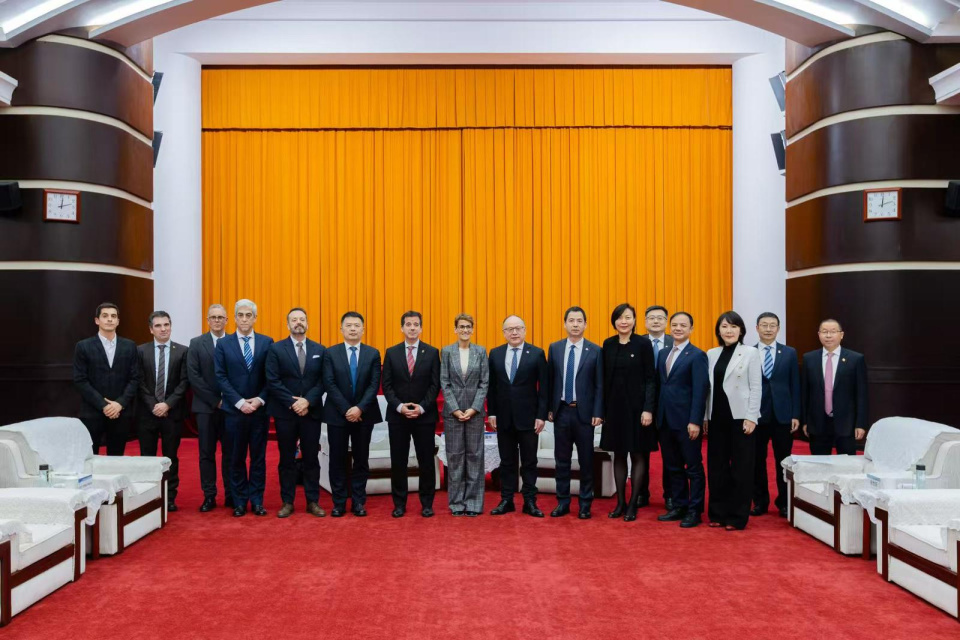 La Presidenta Chivite (centro), junto al consejero Irujo (izda), el presidente del Grupo CITIC, Xi Guohua (dcha) y el resto de representantes del grupo empresarial y de la delegaci&oacute;n navarra.
