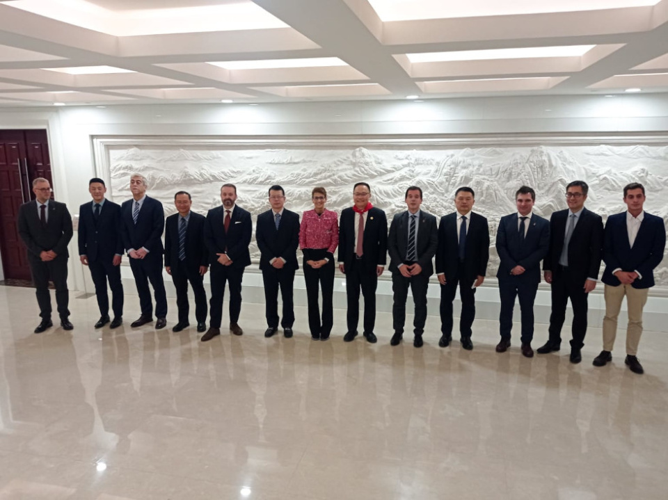 La Presidenta Chivite y el consejero Irujo junto al vicepresidente de la CCPIT,&nbsp;Jiannan Liu (en el centro), en la visita a la sede de la agencia china.