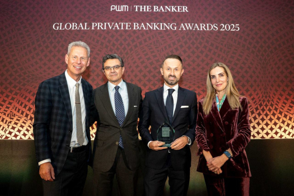 Recogiendo el premio de Polonia: Antonio Costa, Piotr Furman y Alejandra Entrecanales. Recogiendo el premio de Polonia: Antonio Costa, Piotr Furman y Alejandra Entrecanales.