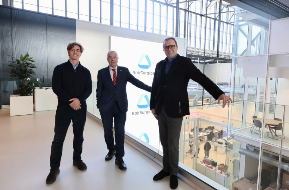 Carlos Vives, CFO de RobSurgical, Pere Navarro y Mario Ferradosa.