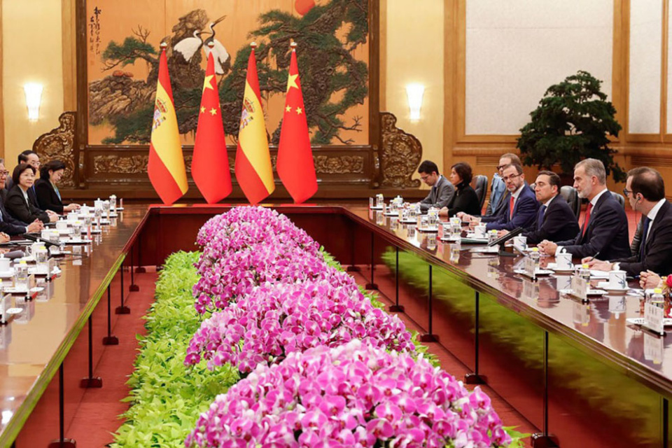 El Rey Felipe VI, junto a los ministros de Asuntos Exteriores, Unión Europea y Cooperación, José Manuel Albares, y de Economía, Comercio y Empresa, Carlos Cuerpo, en el marco de la visita de Estado de los reyes a China. El Rey Felipe VI, junto a los ministros de Asuntos Exteriores, Unión Europea y Cooperación, José Manuel Albares, y de Economía, Comercio y Empresa, Carlos Cuerpo, en el marco de la visita de Estado de los reyes a China.