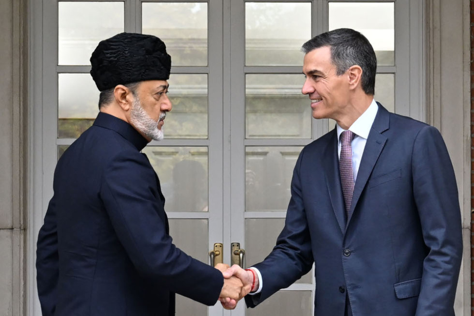 El presidente del Gobierno, Pedro S&aacute;nchez, y el sult&aacute;n de Om&aacute;n, S.M. Haitham Bin Tariq Al-Busaid, se saludan | Pool Moncloa/Borja Puig de la Bellacasa.