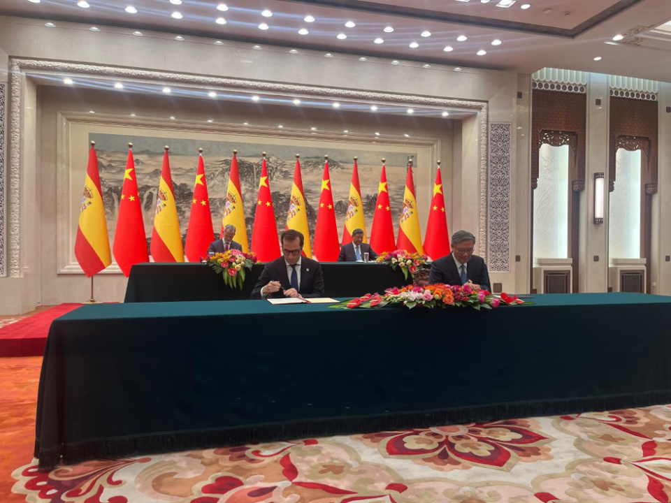 El ministro de Economía, Comercio y Empresa, Carlos Cuerpo, y el ministro chino de Comercio, Wang Wentao. El ministro de Economía, Comercio y Empresa, Carlos Cuerpo, y el ministro chino de Comercio, Wang Wentao.
