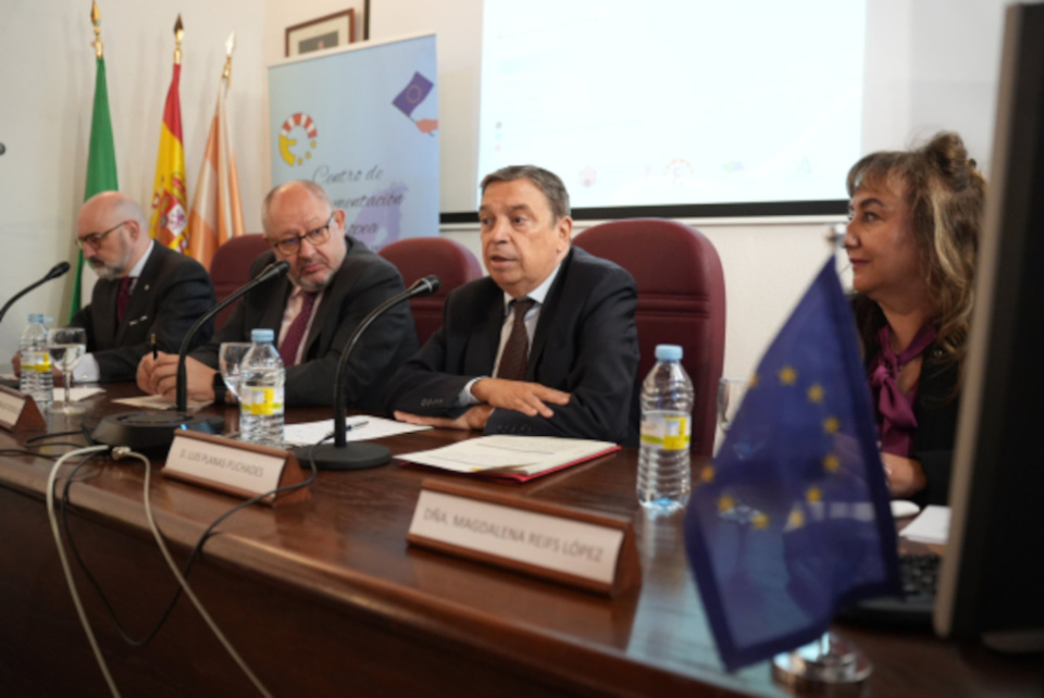 El ministro durante su alocuci&oacute;n en la Facultad de Derecho y CEE.
